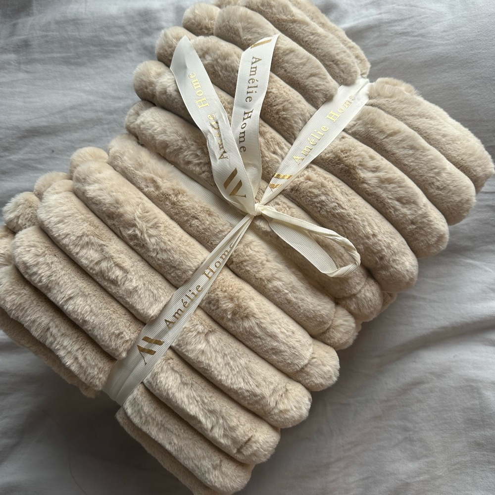 Amelie Home Cream Faux Fur Throw Blanket